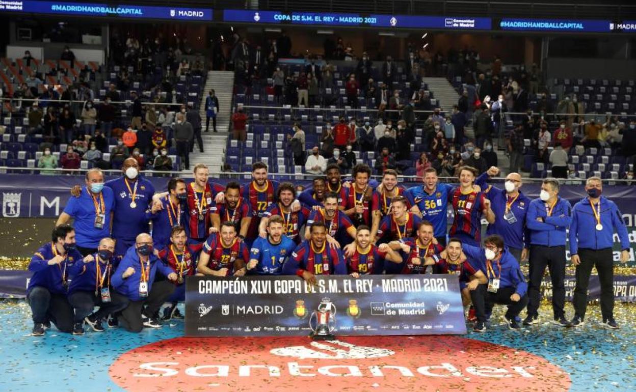 Jugadores y técnicos del Barça celebran el título de Copa.