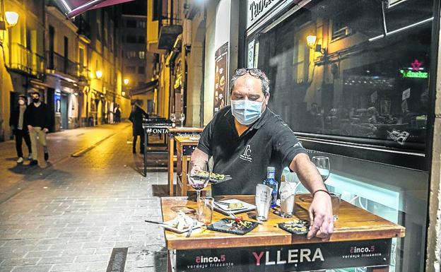 Tranquilidad a última hora. Ricardo García recoge una mesa en el exterior de la Taberna de Correos, en la calle San Agustín. 