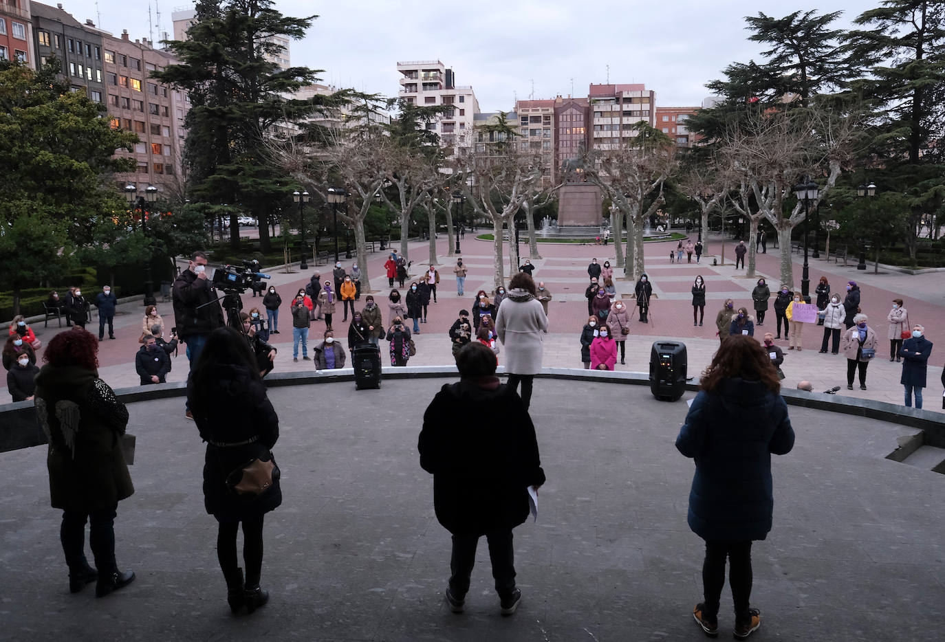 Fotos: Lectura del manifiesto de la Plataforma 8M en El Espolón