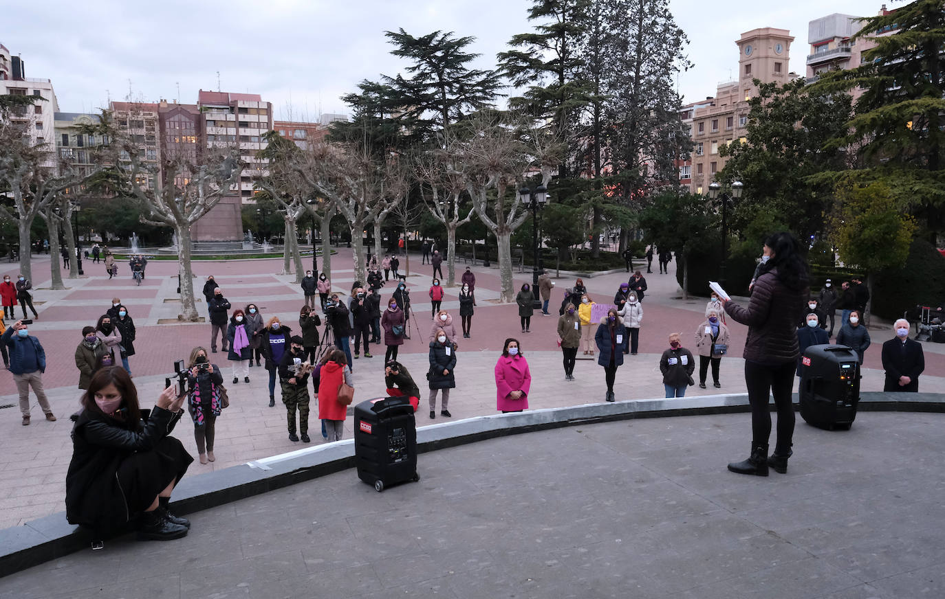 Fotos: Lectura del manifiesto de la Plataforma 8M en El Espolón