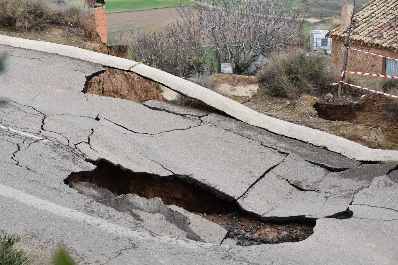 Fotos: Hundimiento de una calle en Ausejo