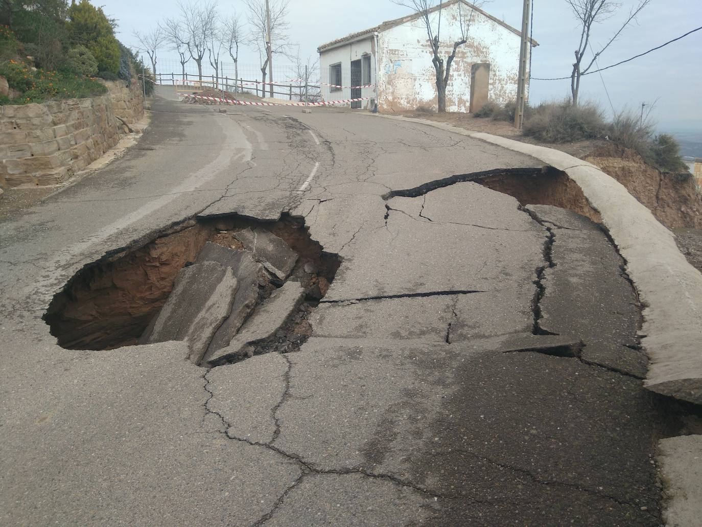 Fotos: Hundimiento de una calle en Ausejo