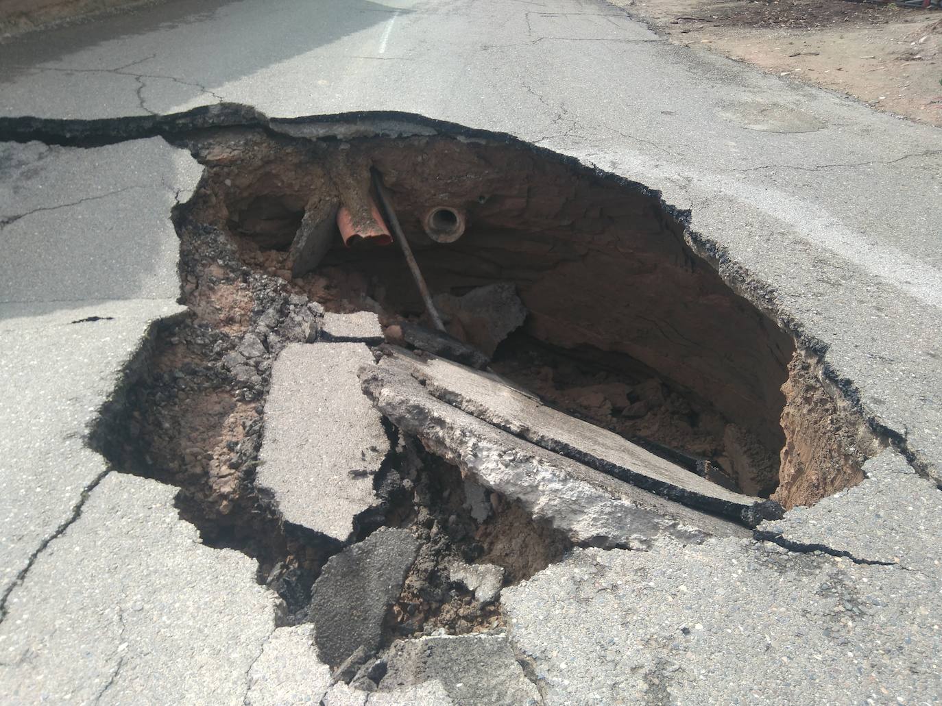 Fotos: Hundimiento de una calle en Ausejo