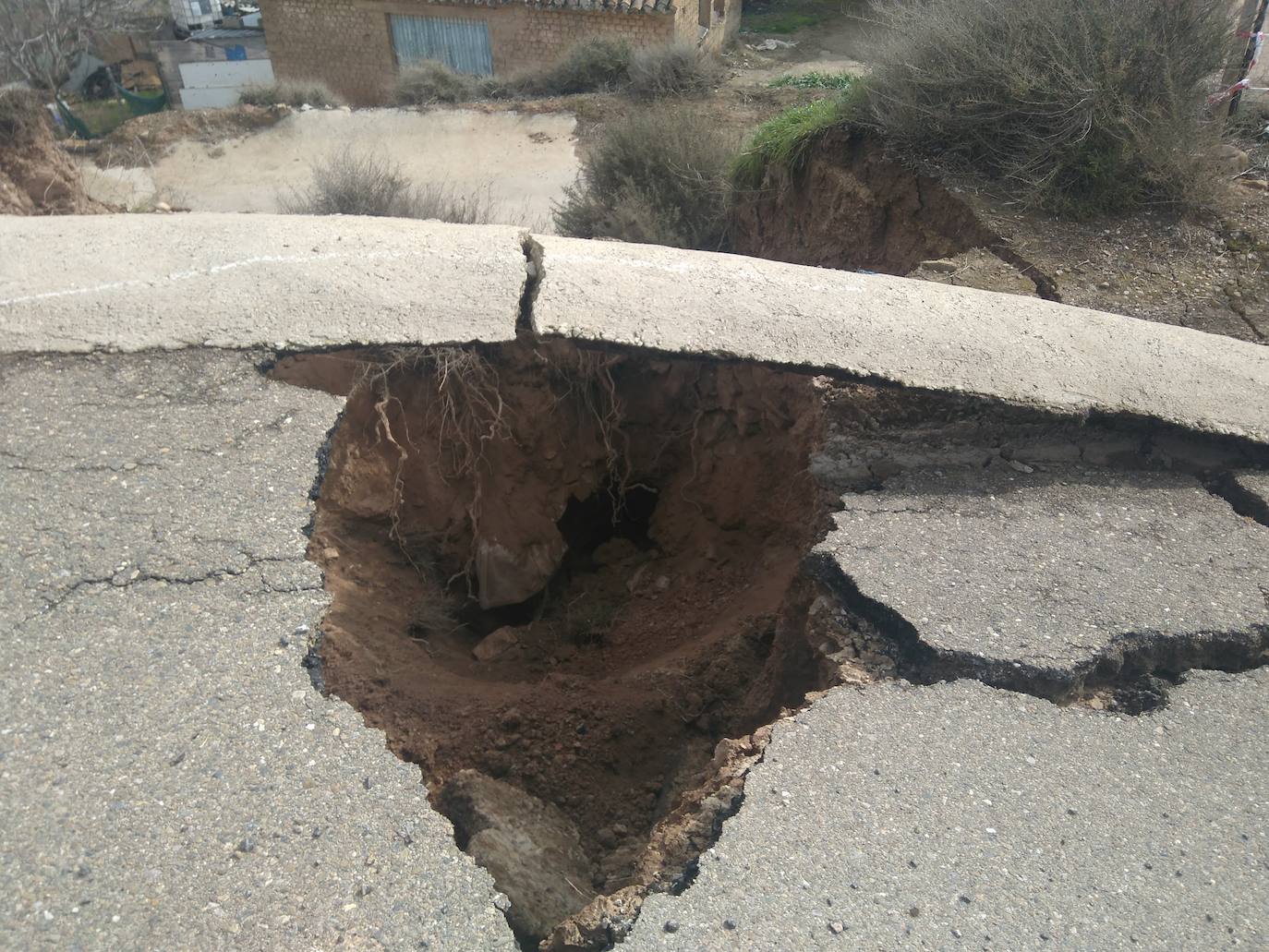 Fotos: Hundimiento de una calle en Ausejo