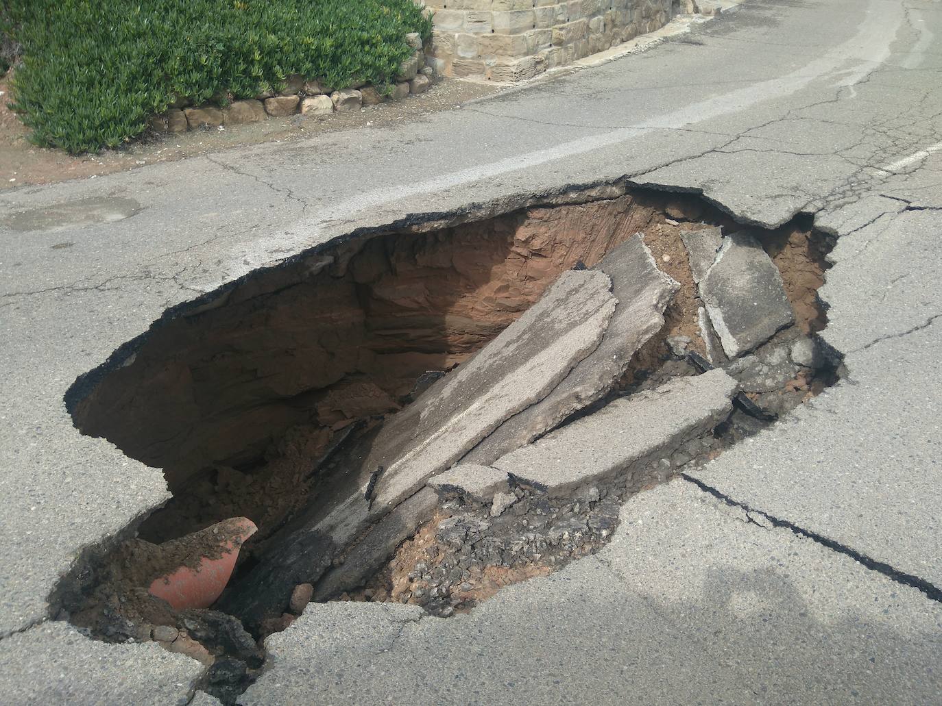 Fotos: Hundimiento de una calle en Ausejo