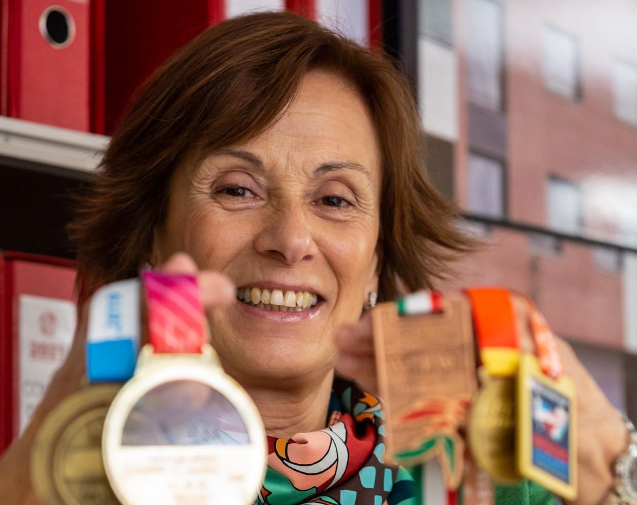 Maru Hernáiz, con algunas de sus medallas atléticas. 