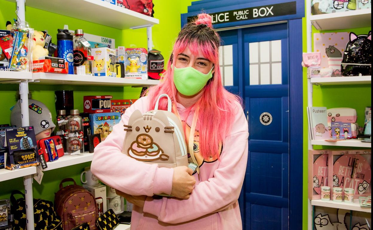 Beatriz Álvarez posa en su tienda de Logroño. 