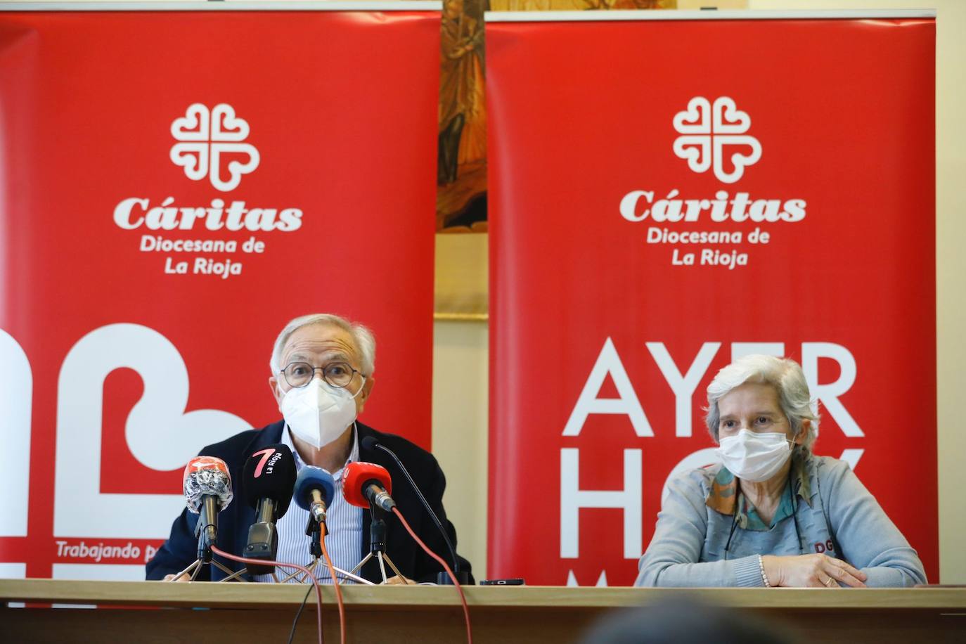 Fernando Beltrán y Caridad Garijo, en la rueda de prensa ofrecida en las ofic inas diocesanas del Seminario. 