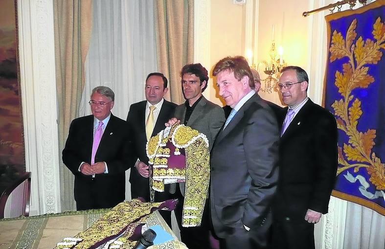 Entrega del Trofeo Vestido de Luces Rioja y Oro al diestro José Tomás, en octubre de 2008.