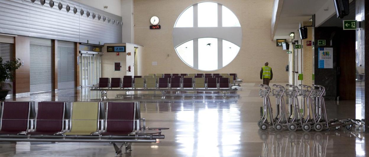 Imagen de archivo del interior de la terminal del aeropuerto de Logroño-Agoncillo. 