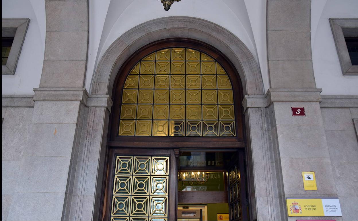 Entrada de la Delegación del Gobierno en La Rioja. 