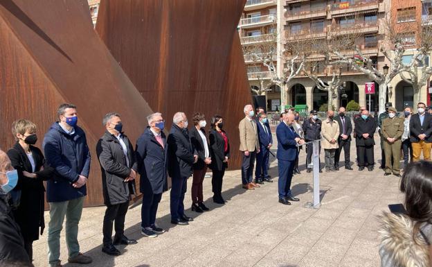 Tensión en el homenaje por el 11-M por el discurso de la AVT, «partidista» según Andreu