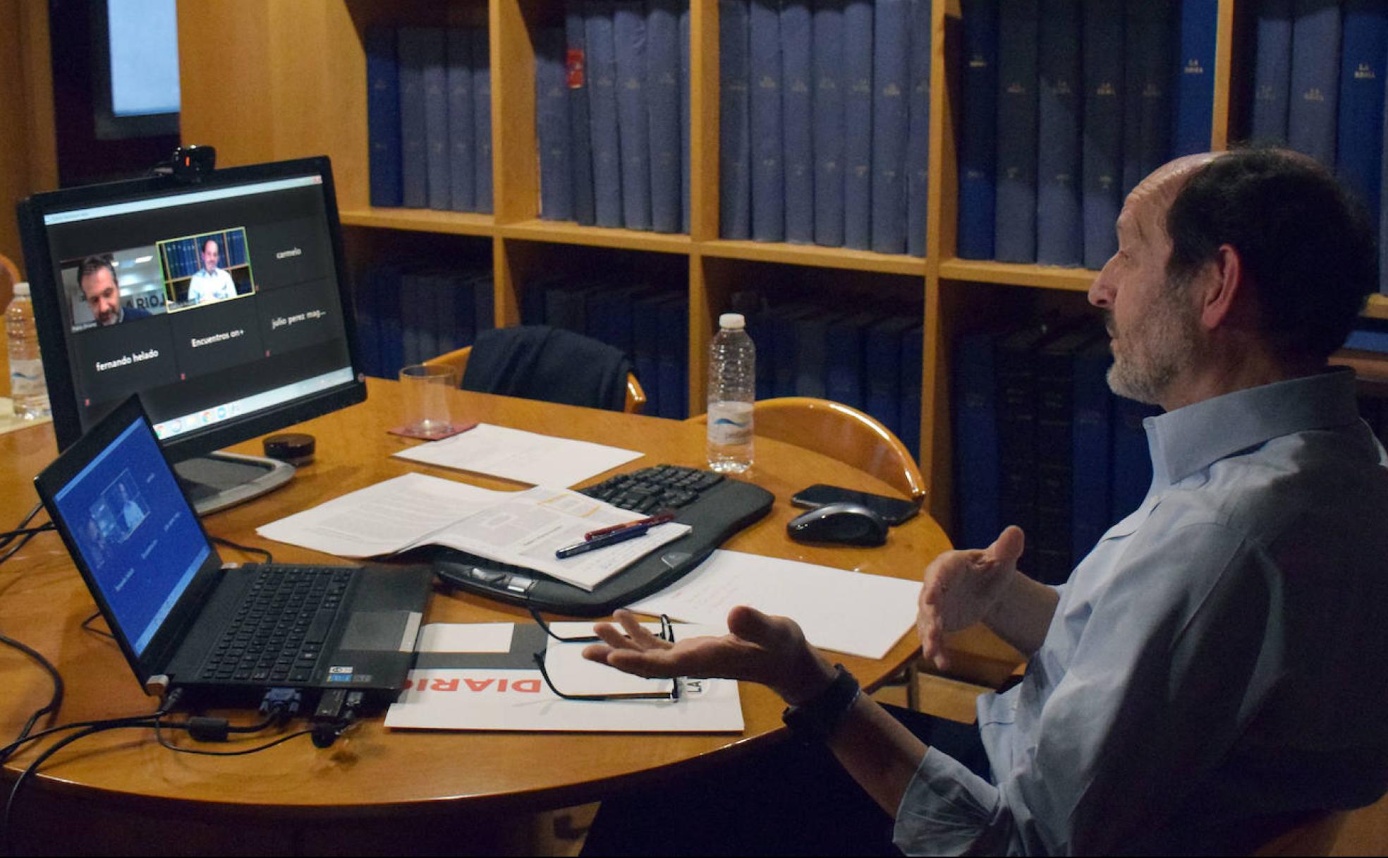 José Luis Prusén, charlando con los suscriptores telemáticamente desde la hemeroteca de Diario LA RIOJA.