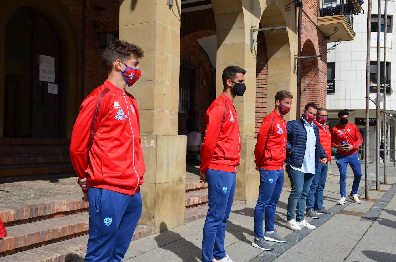 La alcaldesa, Elisa Garrido, ha recibido en el Ayuntamiento a una representación del club rojillo para felicitarles por su ascenso a la Liga PRO. 