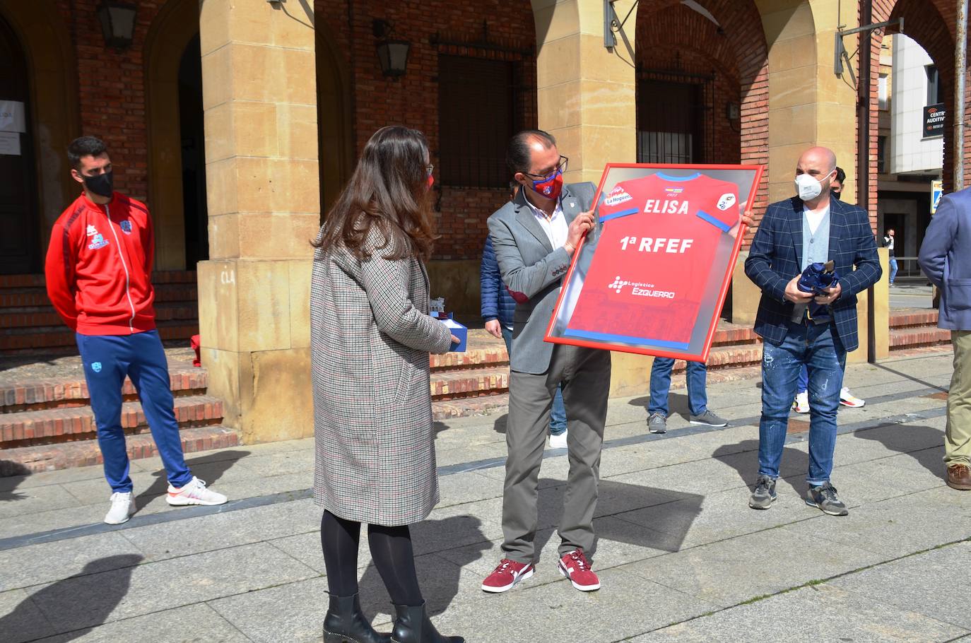 La alcaldesa, Elisa Garrido, ha recibido en el Ayuntamiento a una representación del club rojillo para felicitarles por su ascenso a la Liga PRO. 