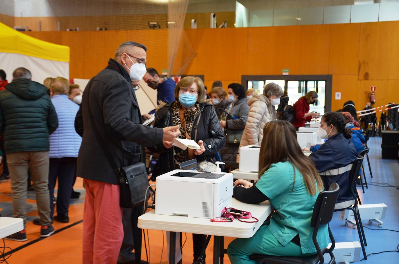 Fotos: Salud pondrá hoy más de 1.200 dosis a las personas mayores de 80 años de la comarca de Calahorra