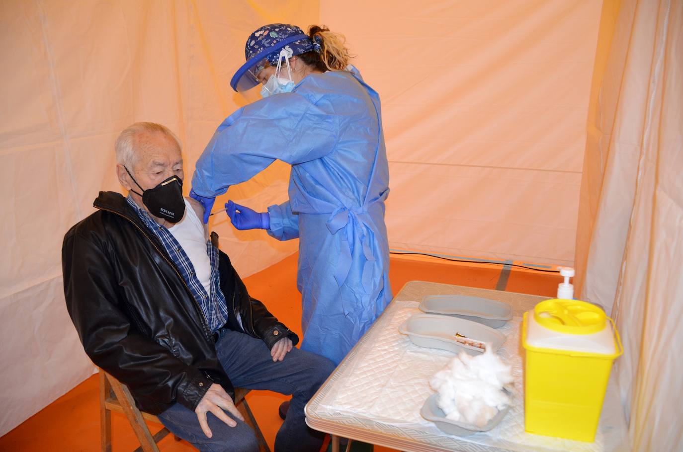 Fotos: Salud pondrá hoy más de 1.200 dosis a las personas mayores de 80 años de la comarca de Calahorra