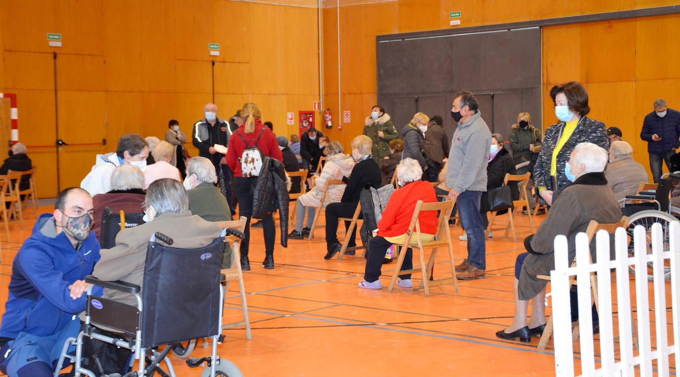 Fotos: Salud pondrá hoy más de 1.200 dosis a las personas mayores de 80 años de la comarca de Calahorra