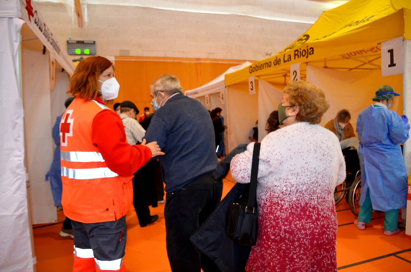 Fotos: Salud pondrá hoy más de 1.200 dosis a las personas mayores de 80 años de la comarca de Calahorra