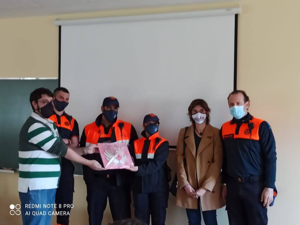 El colegio Santa María homenajea a los trabajadores de primera línea de la pandemia. Miembros de Protección Civil, Guardia Civil, Rioja Salud, Bomberos, Cruz Roja, Policía Local, Policía Nacional y UME acudieron al centro.