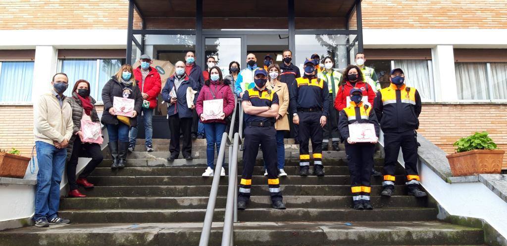 El colegio Santa María homenajea a los trabajadores de primera línea de la pandemia. Miembros de Protección Civil, Guardia Civil, Rioja Salud, Bomberos, Cruz Roja, Policía Local, Policía Nacional y UME acudieron al centro.