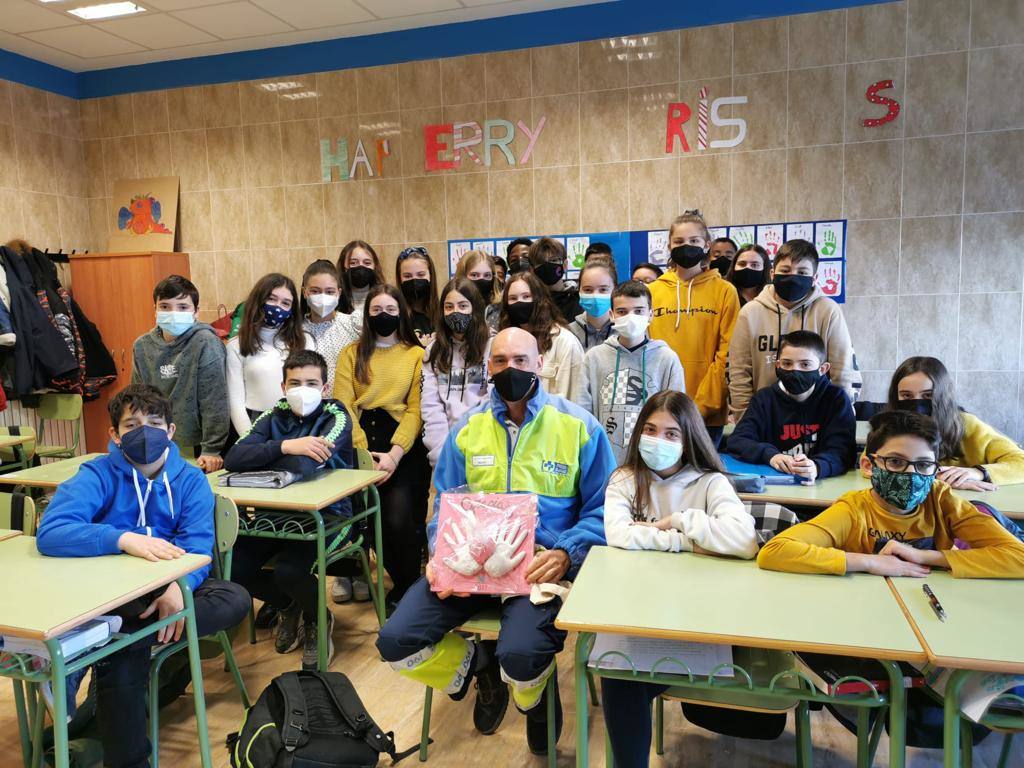 El colegio Santa María homenajea a los trabajadores de primera línea de la pandemia. Miembros de Protección Civil, Guardia Civil, Rioja Salud, Bomberos, Cruz Roja, Policía Local, Policía Nacional y UME acudieron al centro.