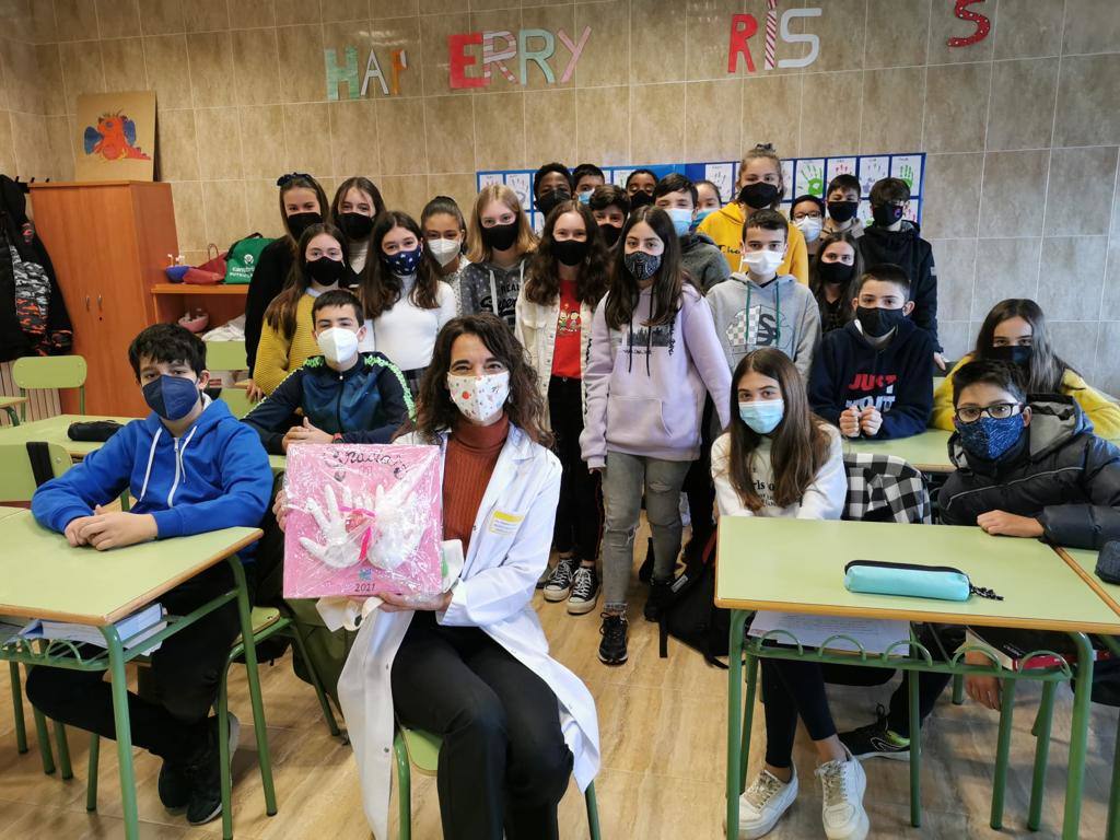 El colegio Santa María homenajea a los trabajadores de primera línea de la pandemia. Miembros de Protección Civil, Guardia Civil, Rioja Salud, Bomberos, Cruz Roja, Policía Local, Policía Nacional y UME acudieron al centro.