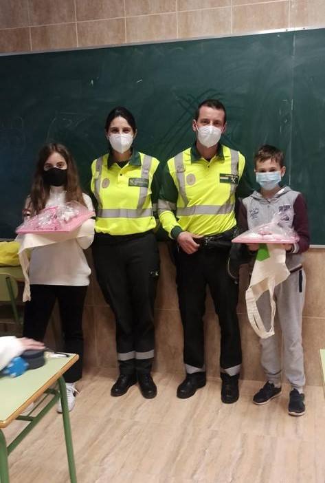 El colegio Santa María homenajea a los trabajadores de primera línea de la pandemia. Miembros de Protección Civil, Guardia Civil, Rioja Salud, Bomberos, Cruz Roja, Policía Local, Policía Nacional y UME acudieron al centro.