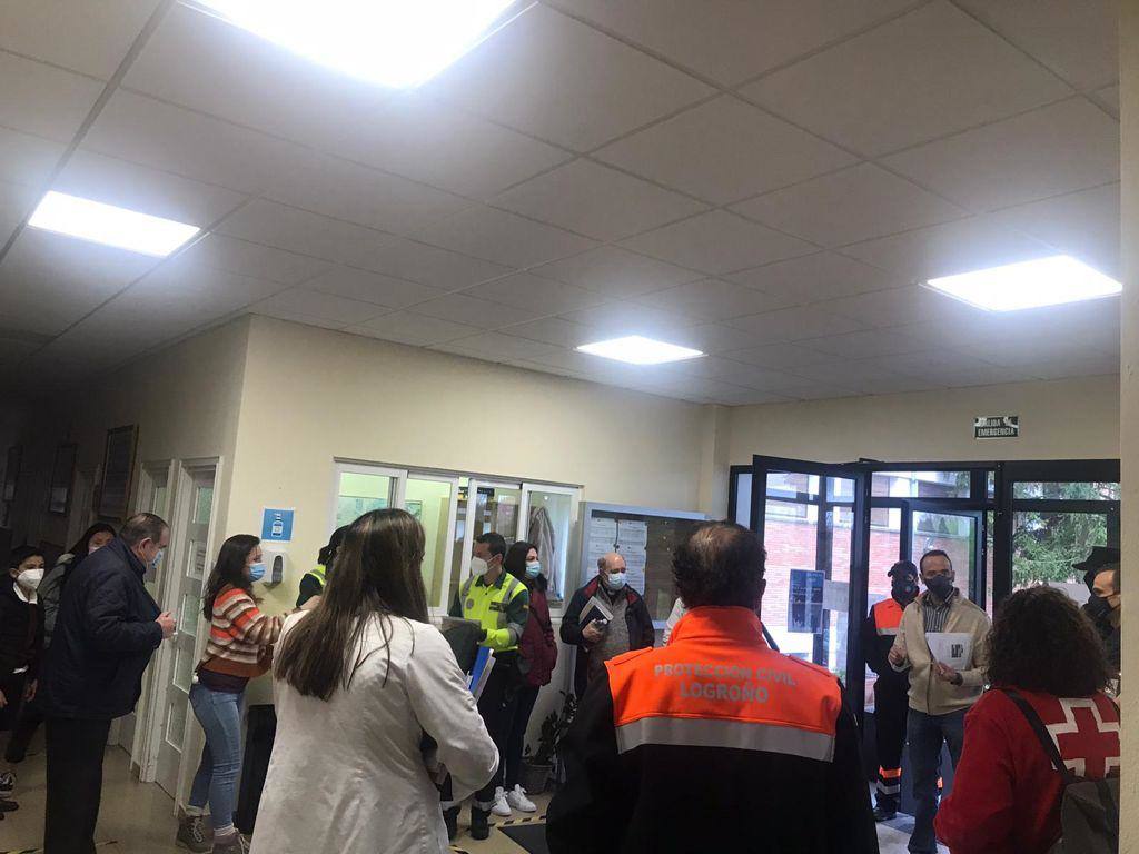 El colegio Santa María homenajea a los trabajadores de primera línea de la pandemia. Miembros de Protección Civil, Guardia Civil, Rioja Salud, Bomberos, Cruz Roja, Policía Local, Policía Nacional y UME acudieron al centro.