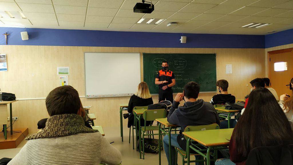 El colegio Santa María homenajea a los trabajadores de primera línea de la pandemia. Miembros de Protección Civil, Guardia Civil, Rioja Salud, Bomberos, Cruz Roja, Policía Local, Policía Nacional y UME acudieron al centro.