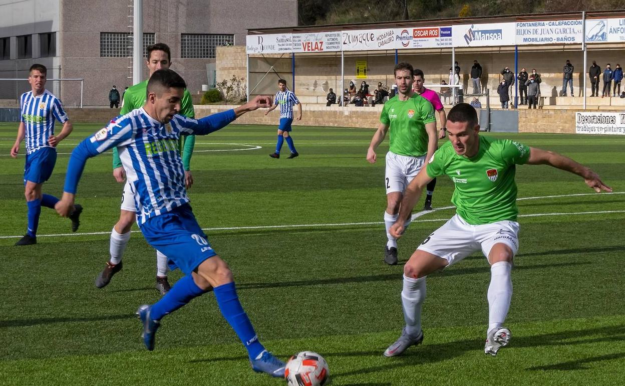 Ander Egiluz presiona a un futbolista rival. 