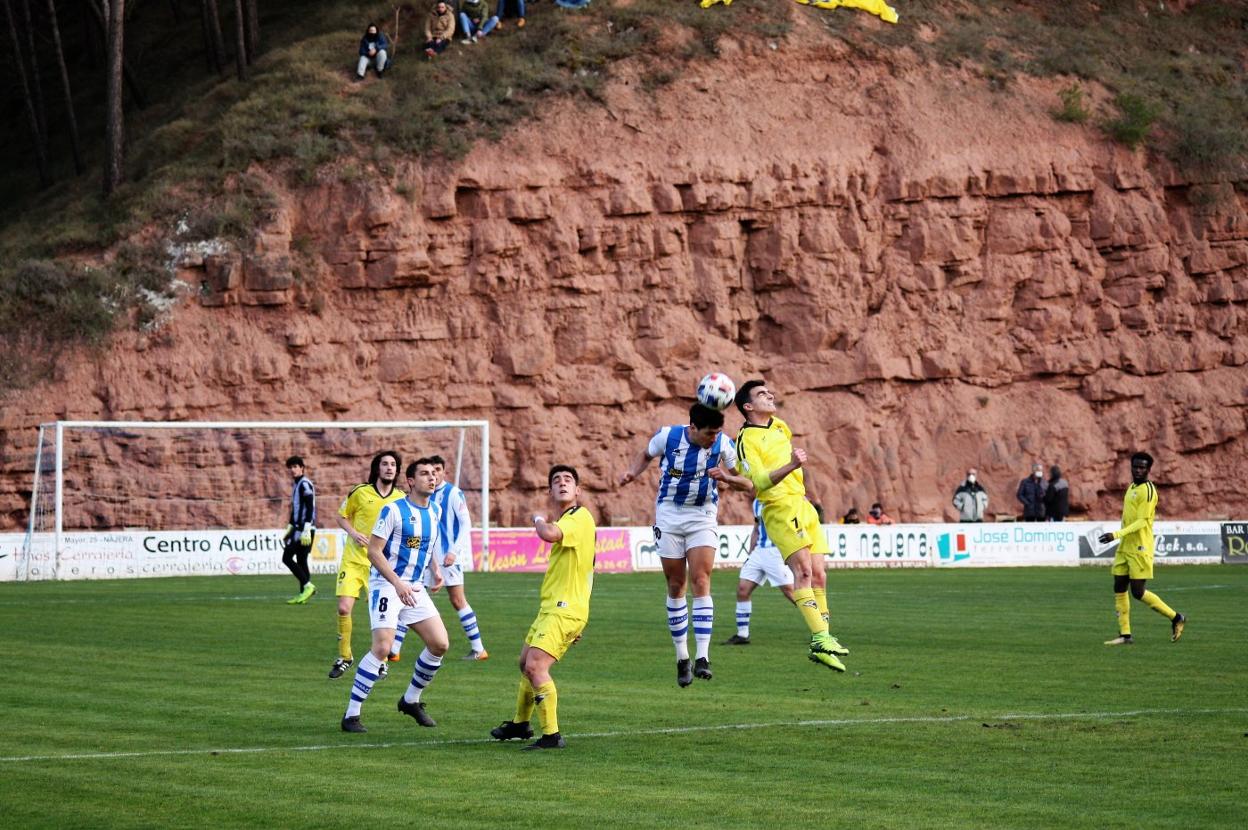 El local Tamayo disputa de cabeza un balón con el visitante Alberto. 