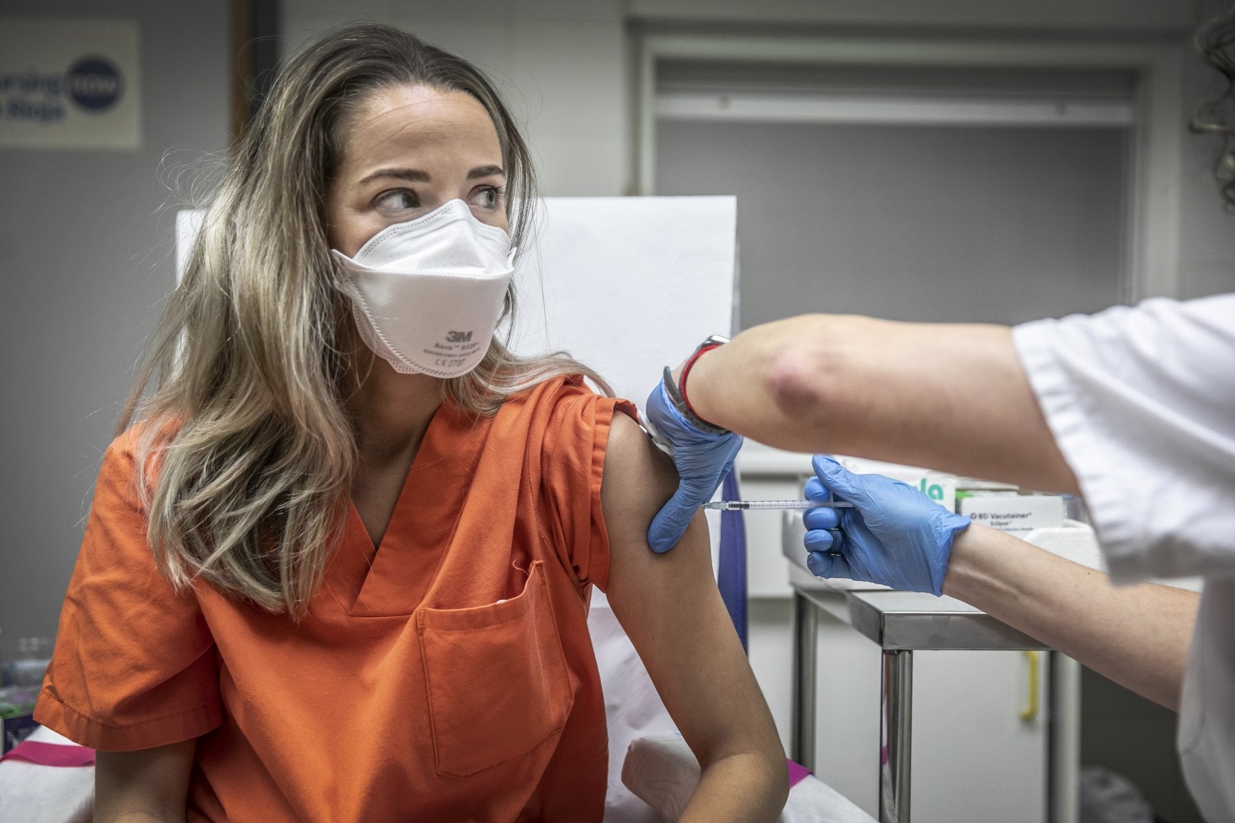 Una mujer recibe una vacuna contra el COVID en el Hospital Fundación de Calahorra. 