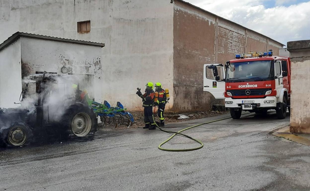 Arde un tractor en una cooperativa agrícola de El Redal