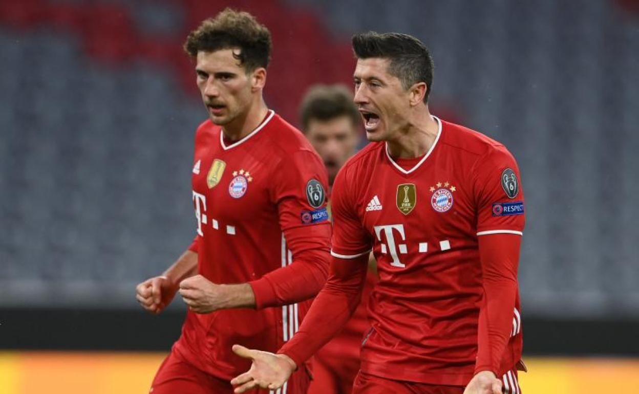 Robert Lewandowski (d) celebra su gol de penalti a la Lazio. 