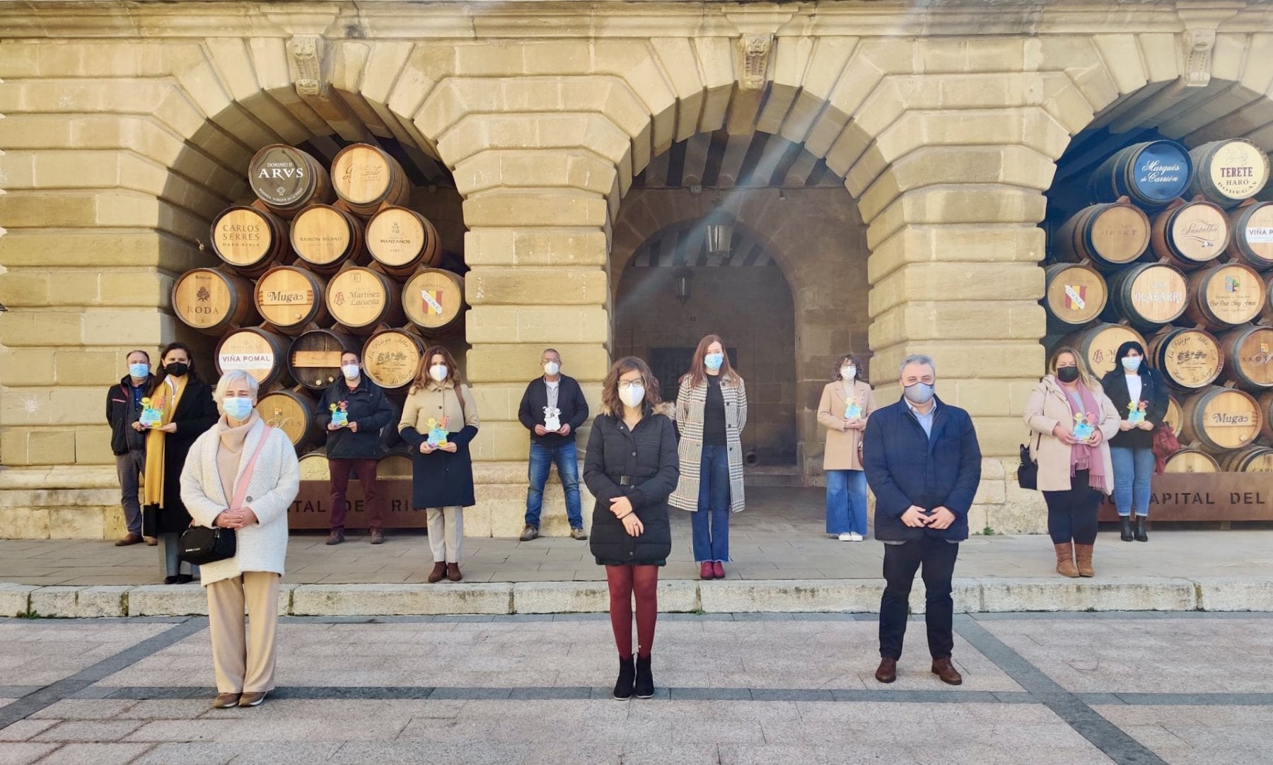 Las entidades galardonadas muestran sus distintivos junto a autoridades locales, en el Ayuntamiento. 