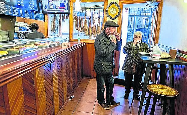 Dos clientes, en el Café Bar García de la calle San Juan. 