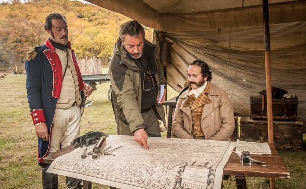 Enrique Urbizu en el set de 'Libertad', que se ha rodado en paisajes agrestes de Madrid, Segovia, Cuenca y Guadalajara.