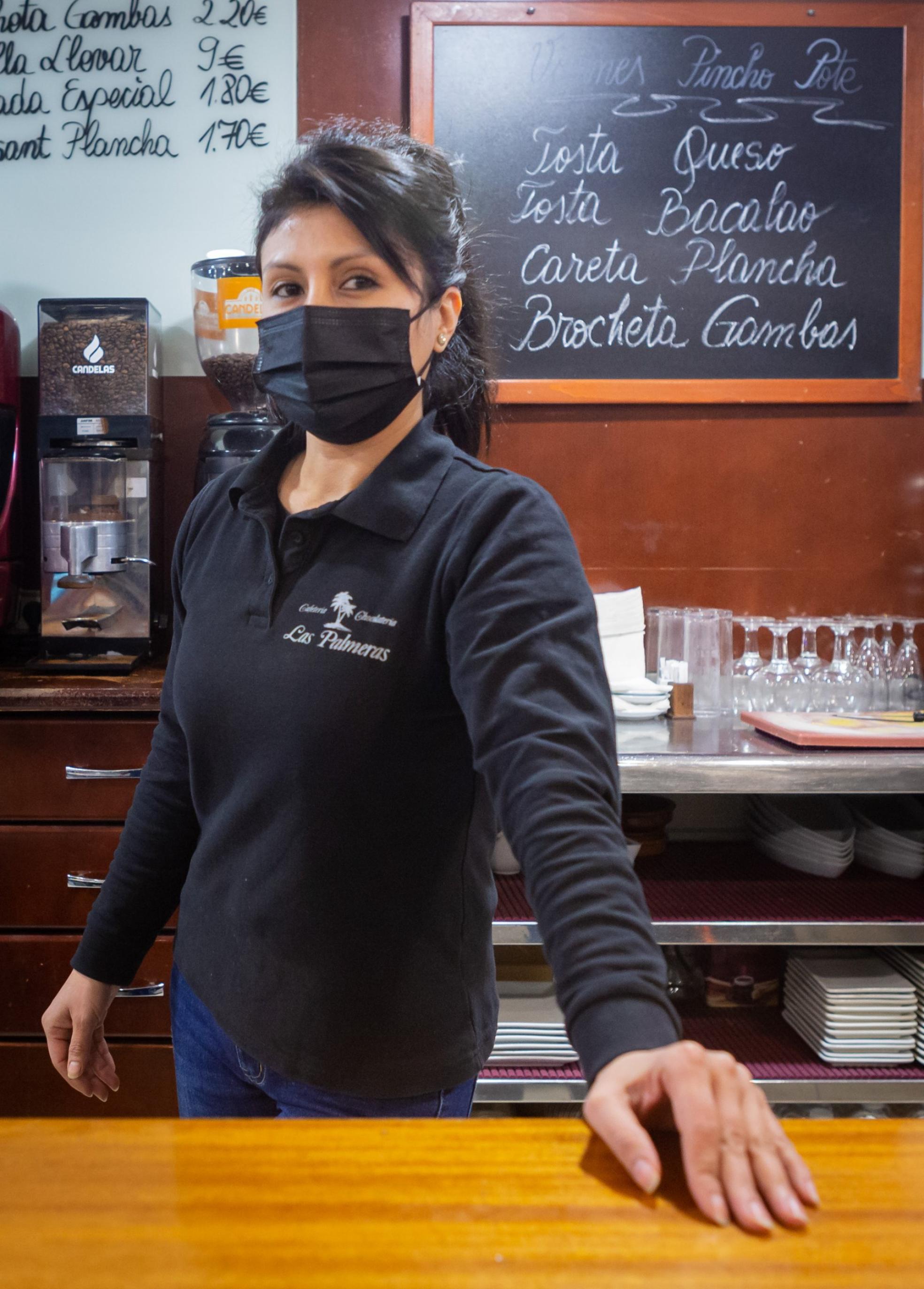 Tania, en la barra de la Cafetería Las Palmeras, de Logroño. 