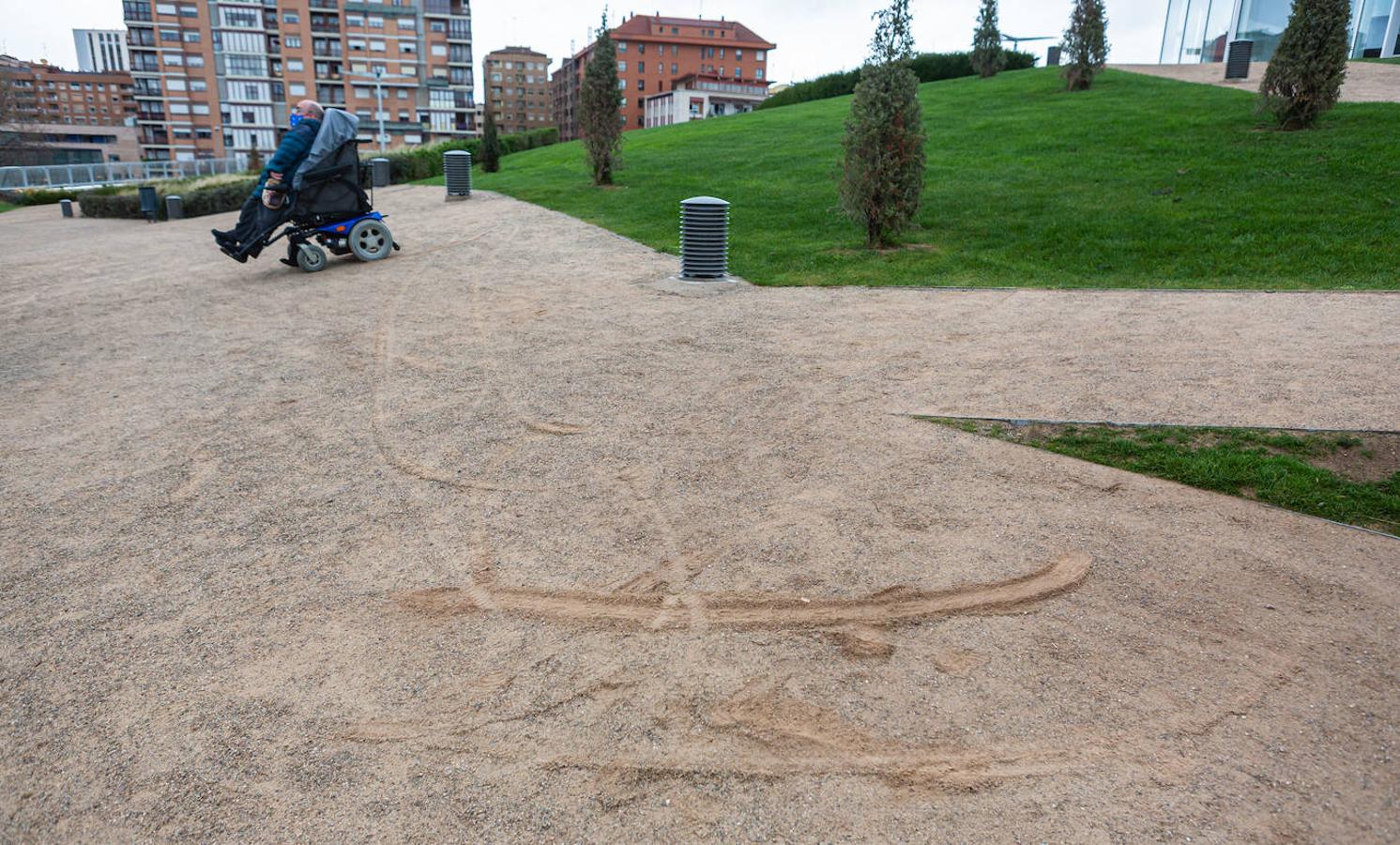 Fotos: El parque Felipe VI, una colina no aapta para todos