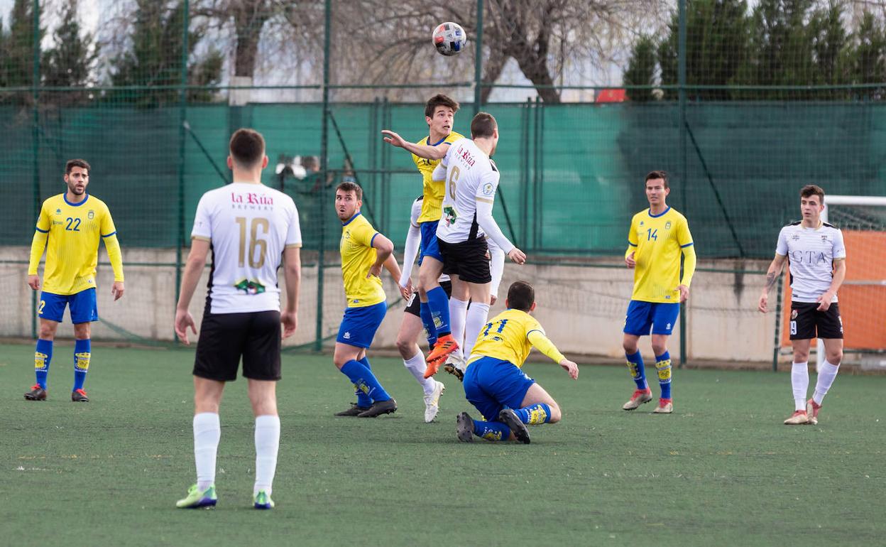 Imagen del partido entre el Calasancio y el Racing Rioja. 