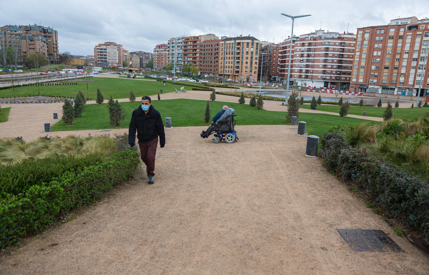 Fotos: El parque Felipe VI, una colina no aapta para todos