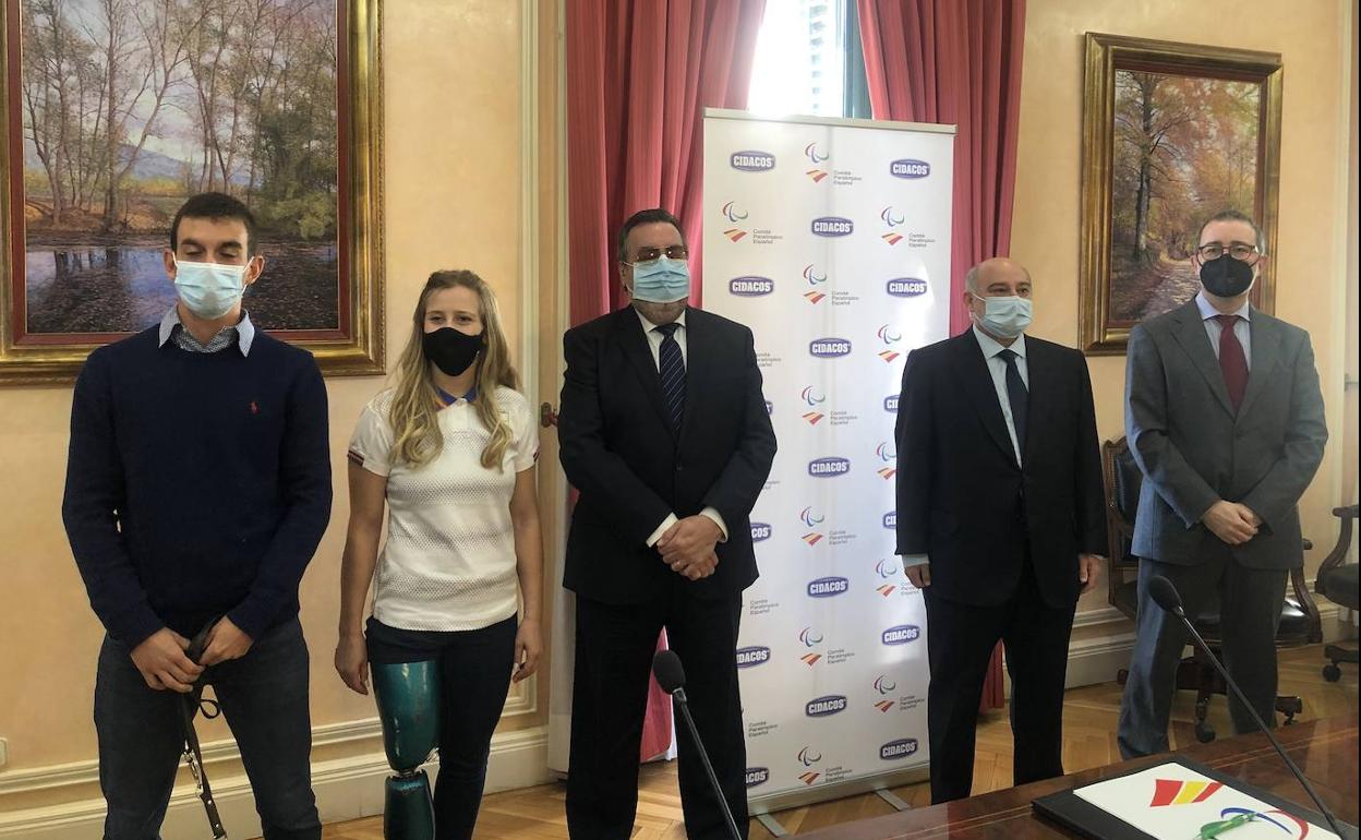 De izquierda a derecha, Gerard Descarrega, Desirée Vila, Miguel Carballeda, José María Collantes y Ángel López tras la firma del convenio. 