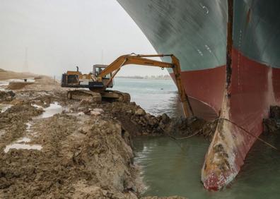 Imagen secundaria 1 - El cierre del canal de Suez provoca un histórico atasco naval