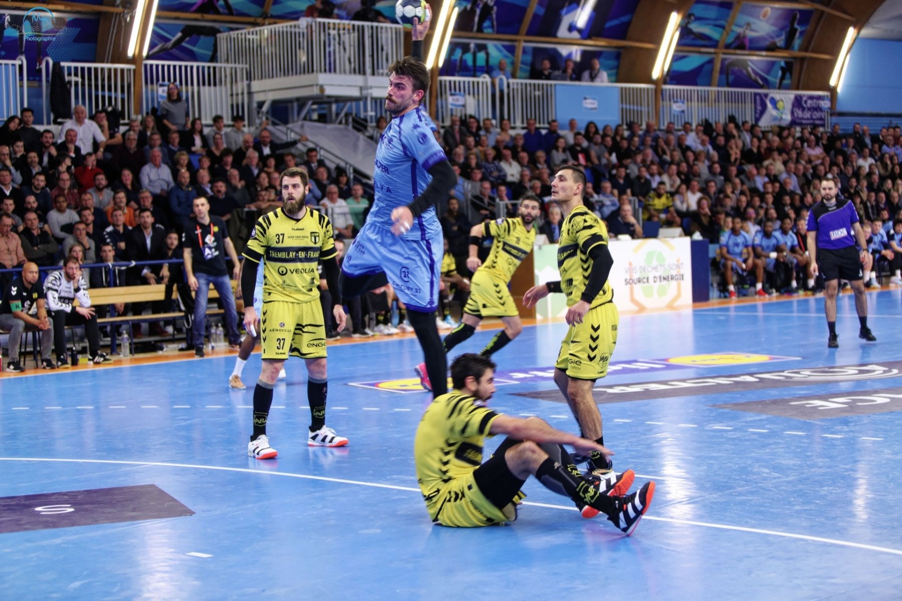 Leo Almeida marca un gol para el Chartres. Lo sufre Juan del Arco con la camiseta del Tremblay. 