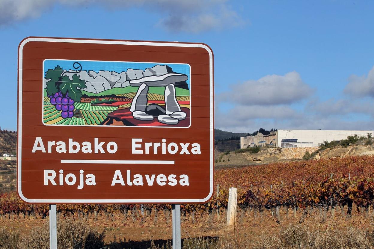 Cartel turístico a la entrada de Rioja Alavesa. 