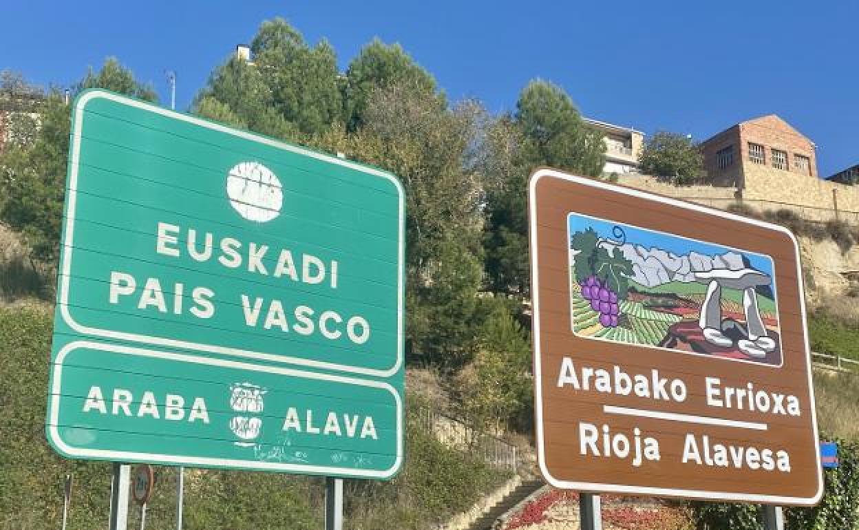 Cartel turístico a la entrada de Rioja Alavesa. 