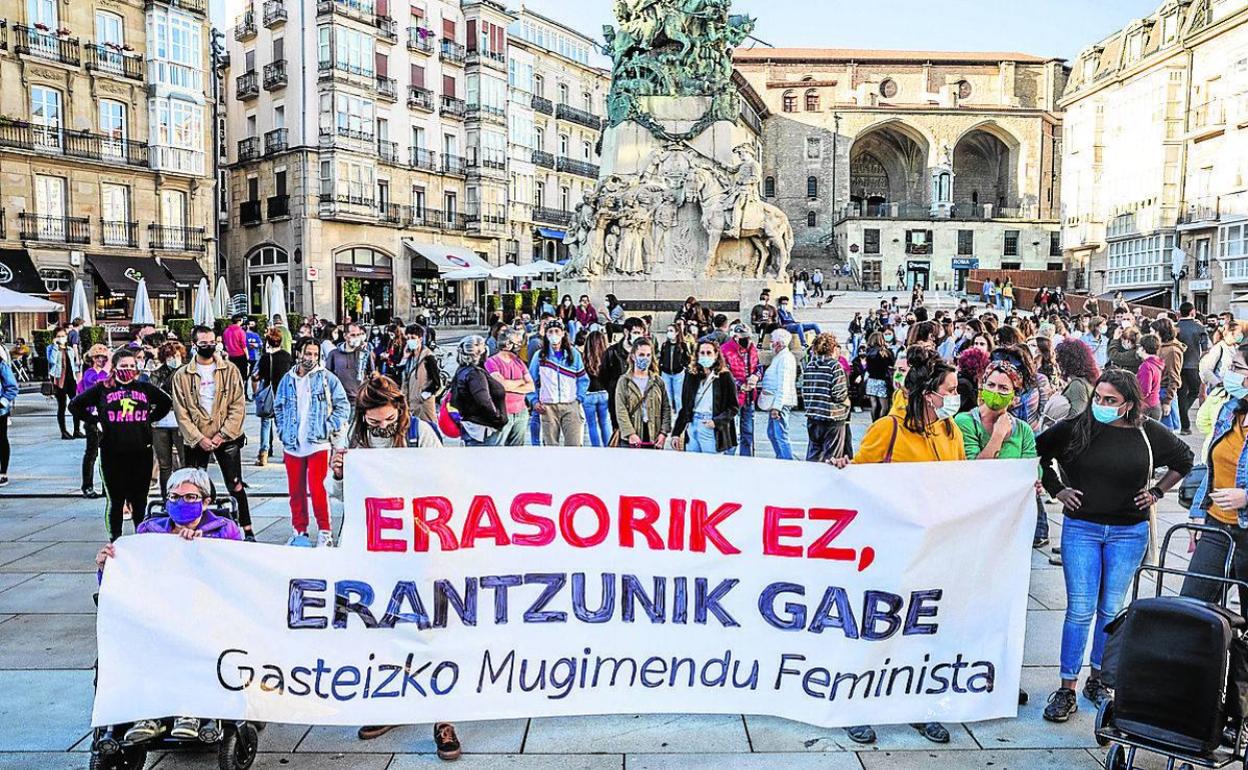 Concentración de repulsa en Vitoria contra la violencia de género. 