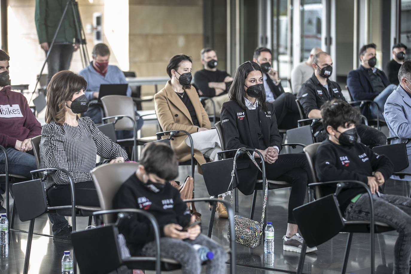 En Riojaforum estuvo acompañado por su familia, su equipo, patrocinadores, autoridades y algunos medios de comunicación