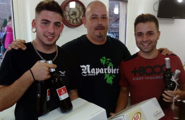 Ethan Baños, su padre Jorge y Álvaro Díez, en el bar de Hornos.